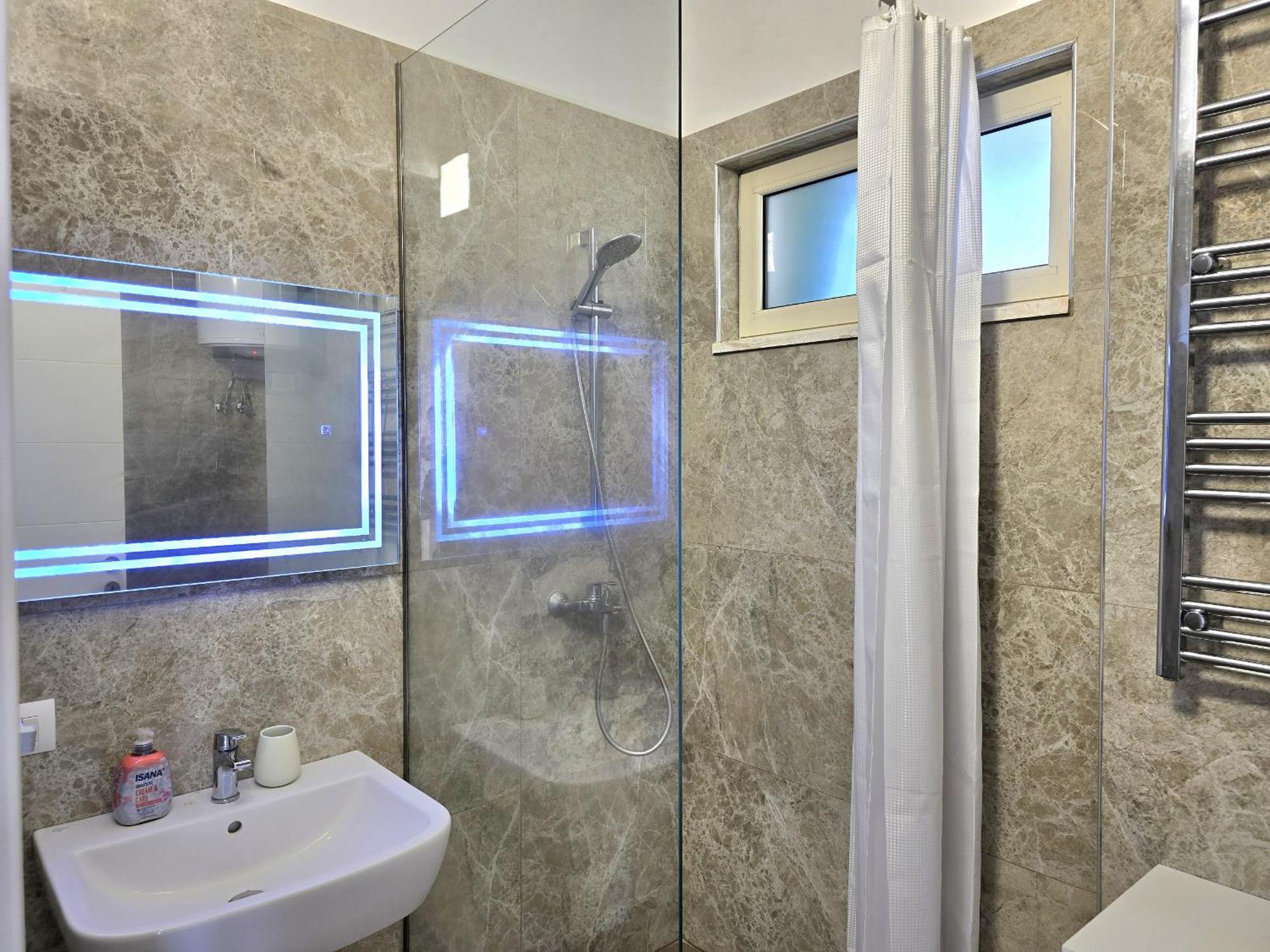 Serenity Penthouse - 260 Apartament